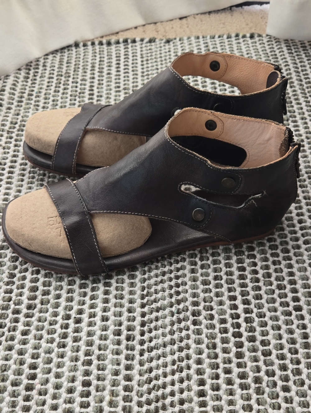 Bed Stu Soto women sandals 8.5 Leather Comfy Travel Heritage Handmade Rich Metal